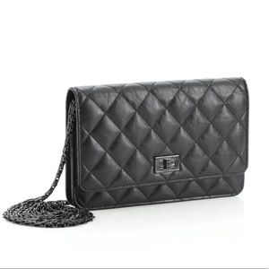 VEAU VIEILLI/BLACK CHANEL BAG